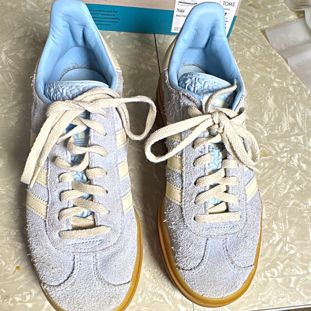 adidas Gazelle Low Top Lace Up Suede Sneakers Light Blue Beige Gum Sole 5.5